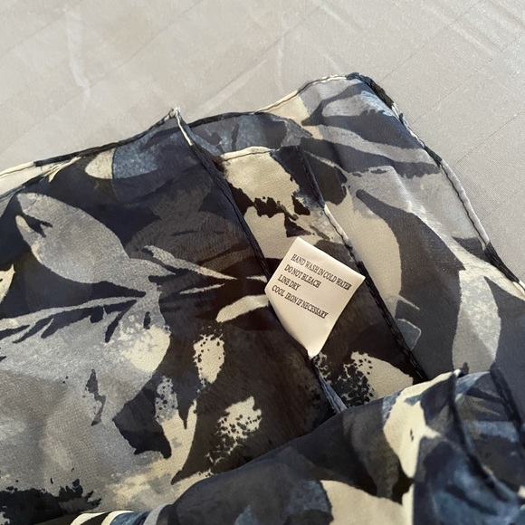 Bold print scarf - Picture 3 of 3